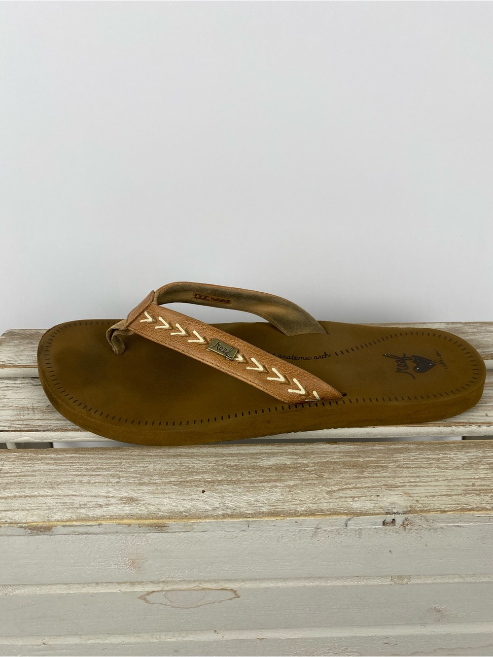 Reef Women's Beachbreak Flip Flop Sandals in tan embroidered strap detail size 9 - Picture 2 of 12